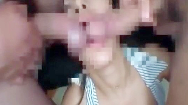 深棕色婊子在日本 Bukkake 中的诱人吸技