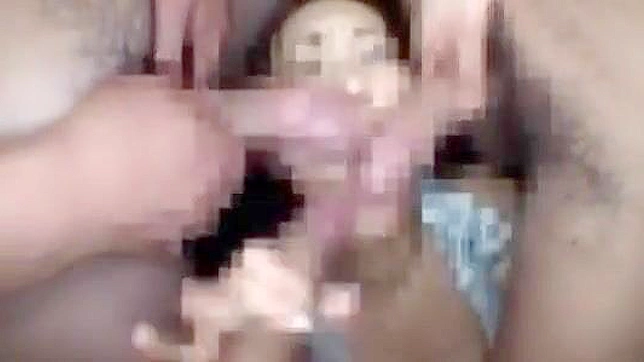 深棕色婊子在日本 Bukkake 中的诱人吸技