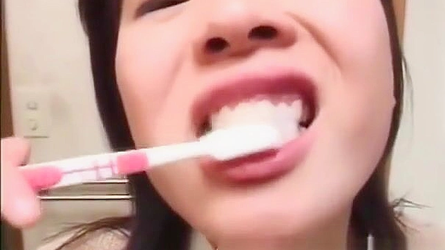 渴望甜美十八歲亞洲少女的濕潤花園與精液淋浴！