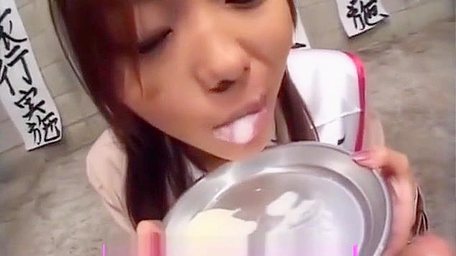 渴望亚洲美食？看这位少女神偷如迷人女巫般舔尽盘中精液！