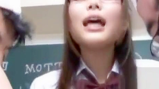 JAV魔女释放天然性感在浓郁的多人射精中！