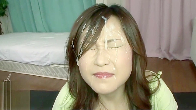 JAV女神松野葵在优雅的 Bukkake 中彻底湿透了