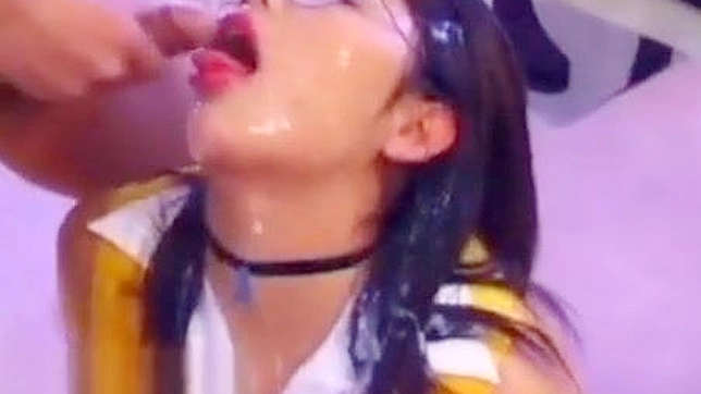 日本美女享受强力面部喷射！