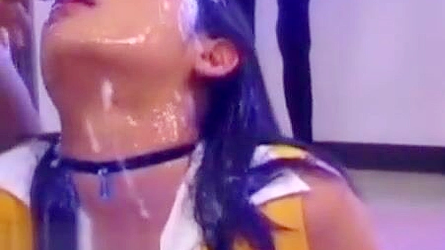 日本美女享受强力面部喷射！