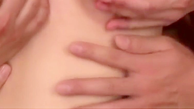 日本AV偶像桜空もえ的丰腴胸部在这性感口交场景中成为焦点。