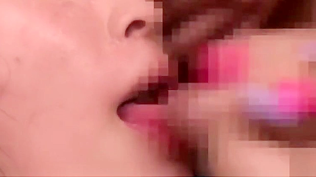 日本AV偶像桜空もえ的丰腴胸部在这性感口交场景中成为焦点。