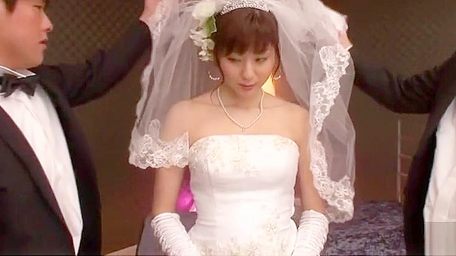 日本三人群交视频，主角为性感的早美由真—释放你的欲望！