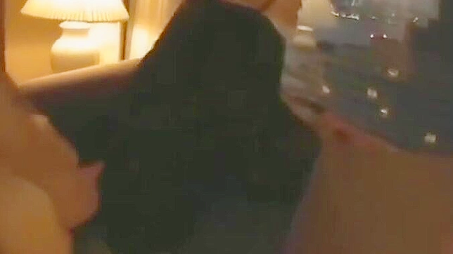 在亚洲空姐的短暂停留中享受你的快感！