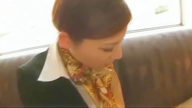 在亚洲空姐的短暂停留中享受你的快感！