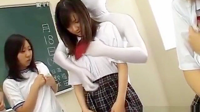 尽情享受这个JAV多人射精场景中的性感熟女吧！