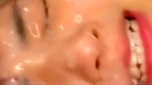 JAV少女初登场~十八岁女孩与多人激情共浴精液！