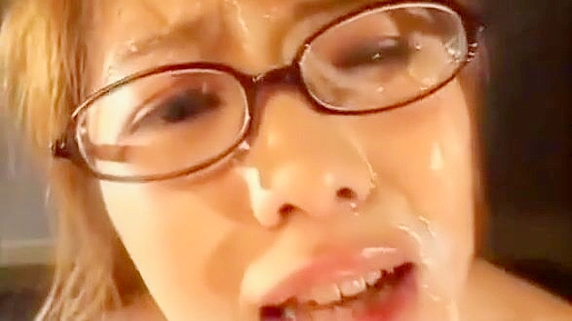 狂野熟女全身沾满精液，绝对是 MILF 爱好者的必看之作！