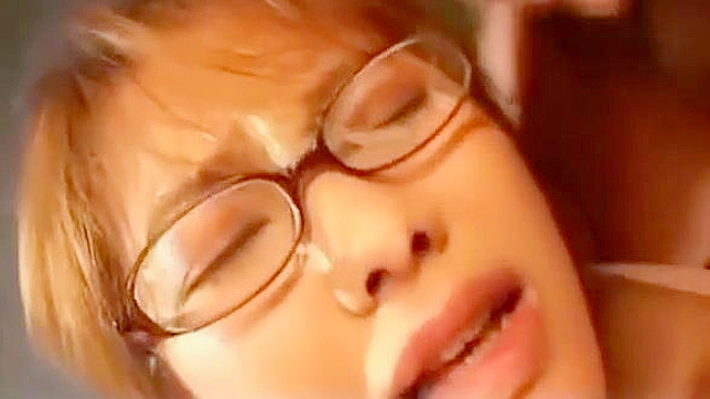 狂野熟女全身沾满精液，绝对是 MILF 爱好者的必看之作！