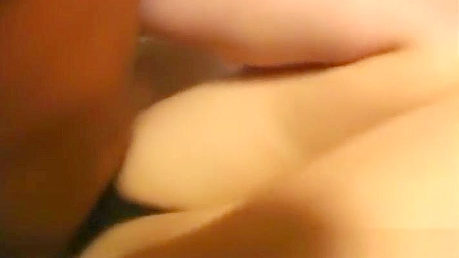 日本红发熟女在第三部分享受湿吻阴唇—别错过！