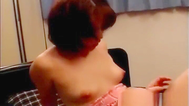 穿着辣内衣的JAV美女炫耀她的曲线