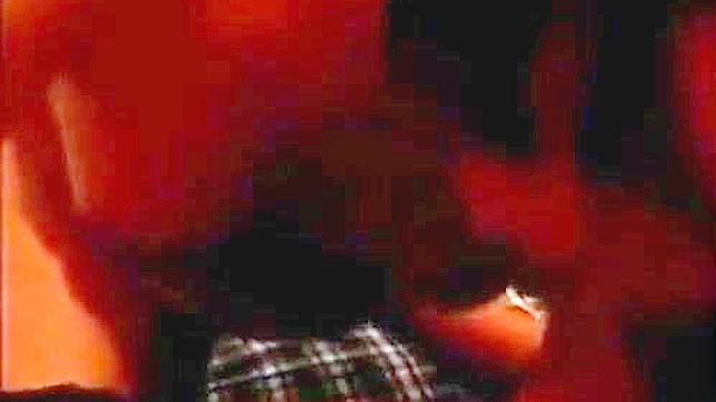 穿着辣内衣的JAV美女炫耀她的曲线
