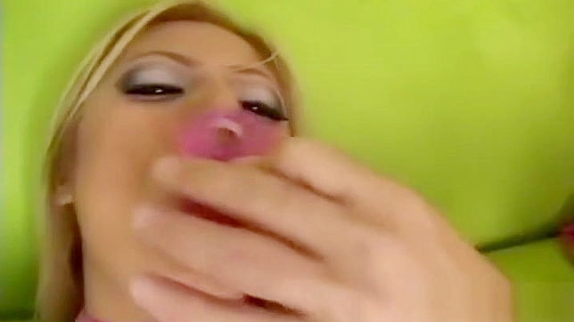 感受迷人亚洲妓女穿丝袜的魅力，JAV第4部~一场视觉盛宴！