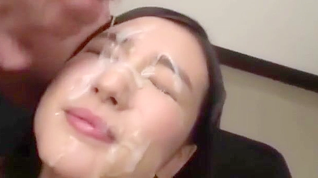 见证JAV最新中出场景，迷人熟女的性感魅力！
