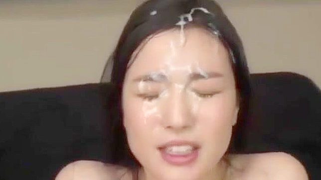 见证JAV最新中出场景，迷人熟女的性感魅力！