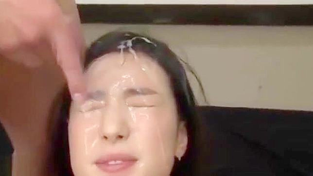 见证JAV最新中出场景，迷人熟女的性感魅力！