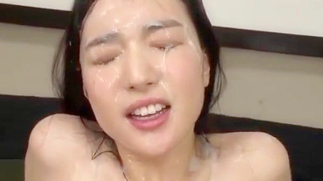 见证JAV最新中出场景，迷人熟女的性感魅力！