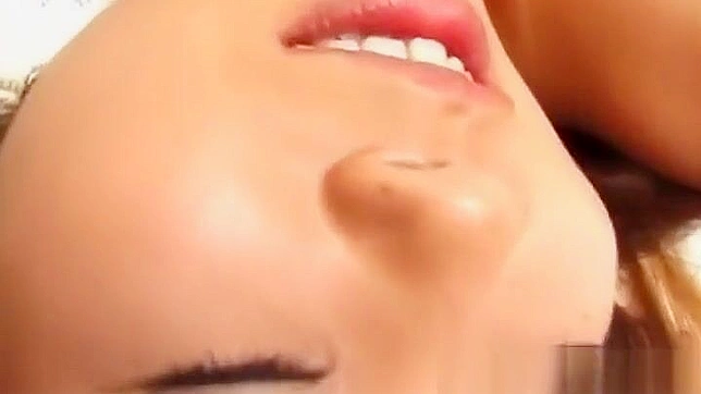 探索这位丰满JAV女神在诱人内裤中的曼妙曲线！