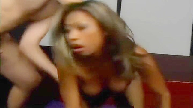 可爱的亚洲宝贝穿诱惑内衣在第6集被猛干小穴