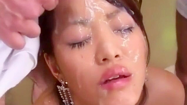 美丽的日本魅惑女郎的 Bukkake 快乐
