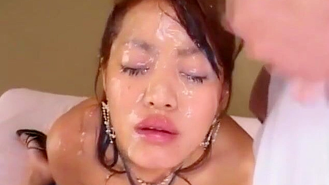 美丽的日本魅惑女郎的 Bukkake 快乐