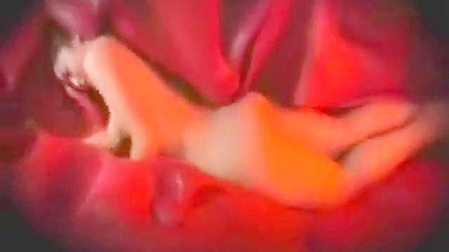 JAV美女在植物怪兽吞噬幻想中迷失于狂野欲望！