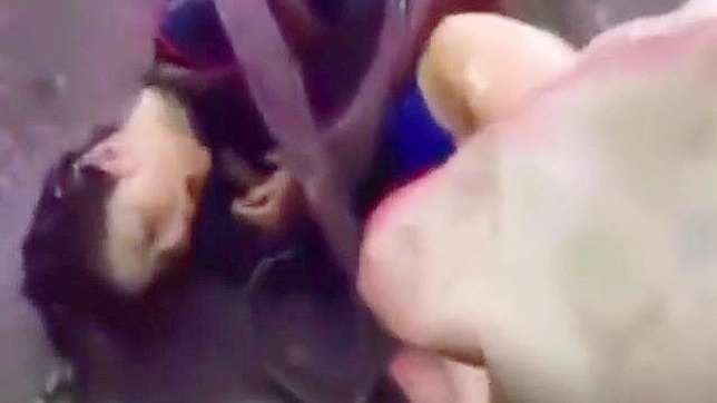 JAV美女在植物怪兽吞噬幻想中迷失于狂野欲望！