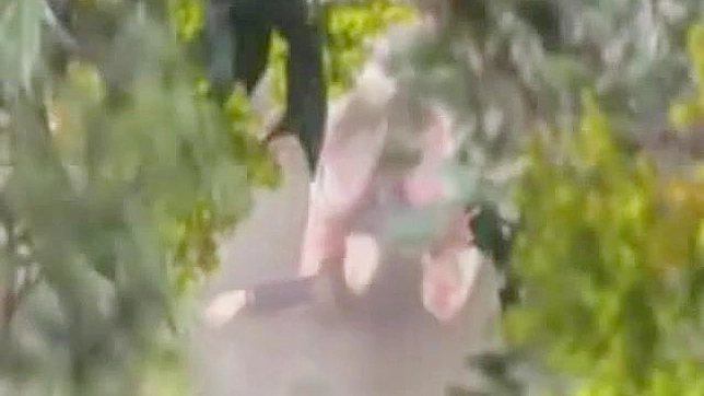 JAV美女在植物怪兽吞噬幻想中迷失于狂野欲望！