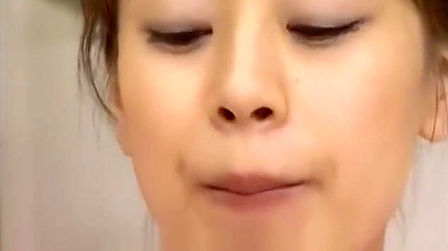 日本美女的欢愉 cum facial 秀~在她口中射精