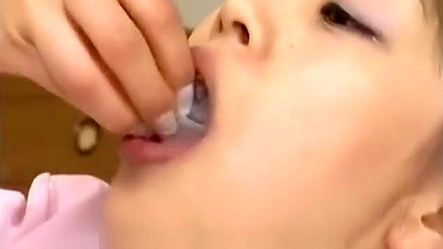 日本美女的欢愉 cum facial 秀~在她口中射精