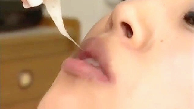 日本美女的欢愉 cum facial 秀~在她口中射精