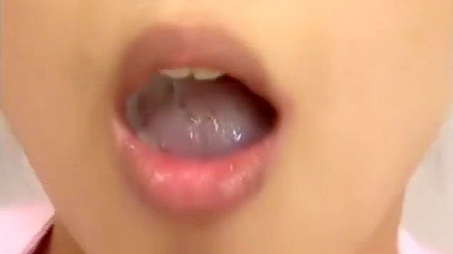 日本美女的欢愉 cum facial 秀~在她口中射精