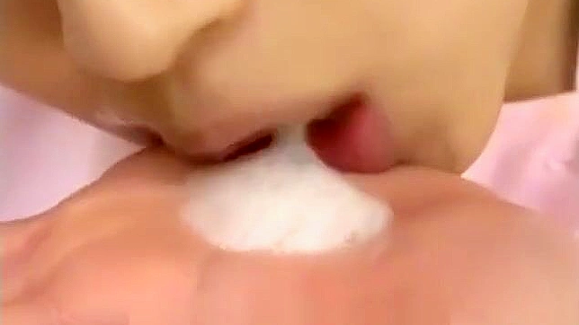 日本美女的欢愉 cum facial 秀~在她口中射精