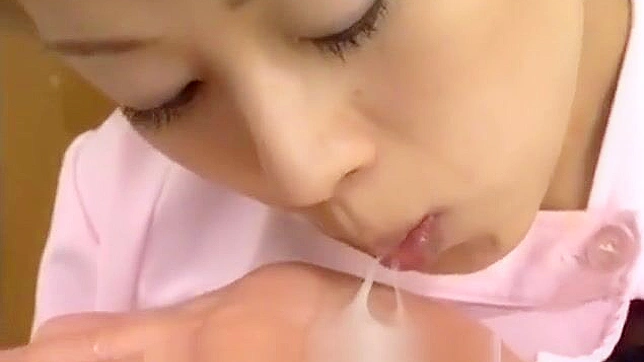 日本美女的欢愉 cum facial 秀~在她口中射精