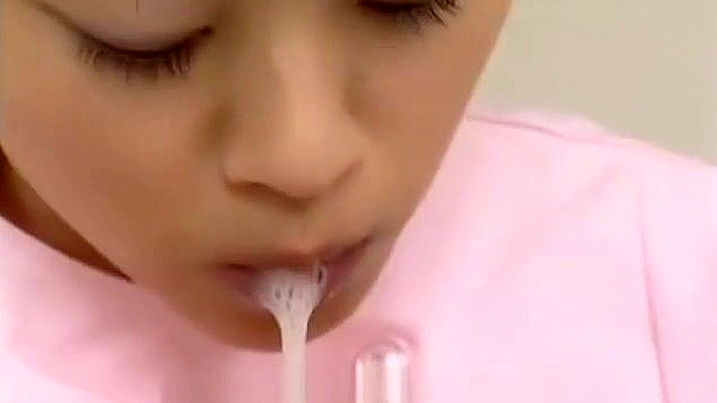 日本美女的欢愉 cum facial 秀~在她口中射精