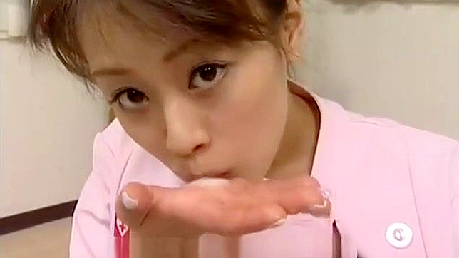 日本美女的欢愉 cum facial 秀~在她口中射精