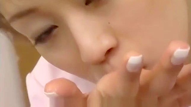 日本美女的欢愉 cum facial 秀~在她口中射精