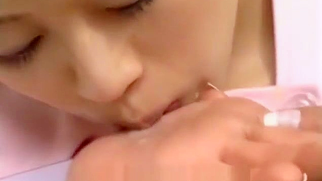 日本美女的欢愉 cum facial 秀~在她口中射精