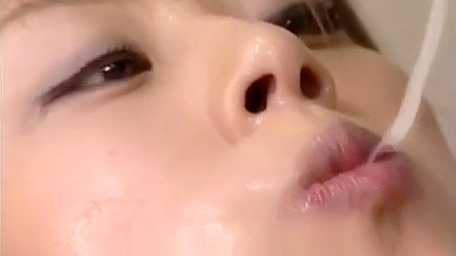 狂野的亚洲美女接受 facial 变身 - 独家多人 cum 视频！