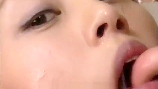 狂野的亚洲美女接受 facial 变身 - 独家多人 cum 视频！