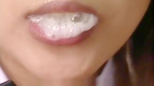 狂野的亚洲美女接受 facial 变身 - 独家多人 cum 视频！