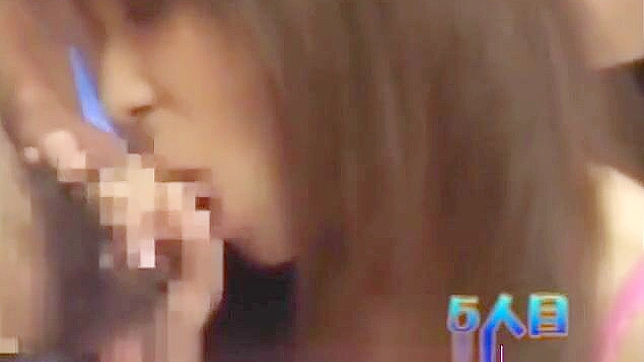 与丰满亚洲妹子的激情多人 cum play 狂欢！