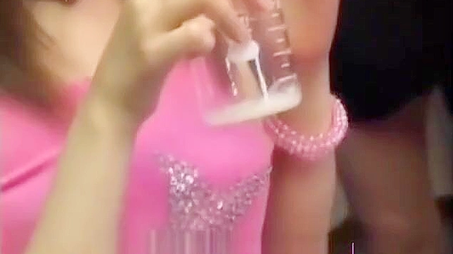 与丰满亚洲妹子的激情多人 cum play 狂欢！