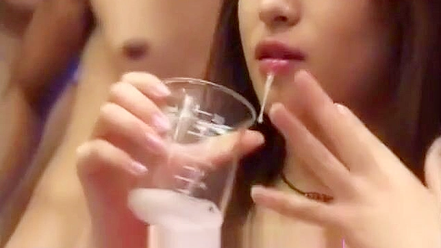 与丰满亚洲妹子的激情多人 cum play 狂欢！