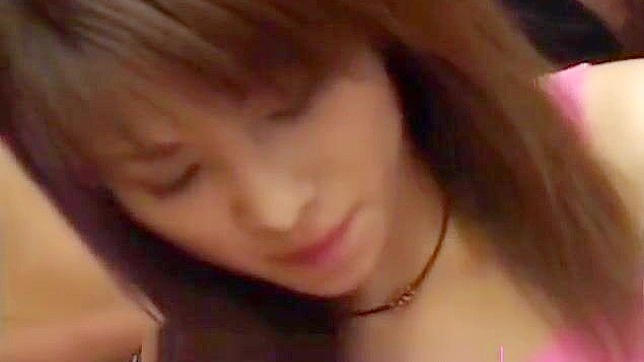 与丰满亚洲妹子的激情多人 cum play 狂欢！