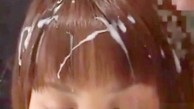 迷人的Yui Kayama在发丝上被精液喷洒浸透